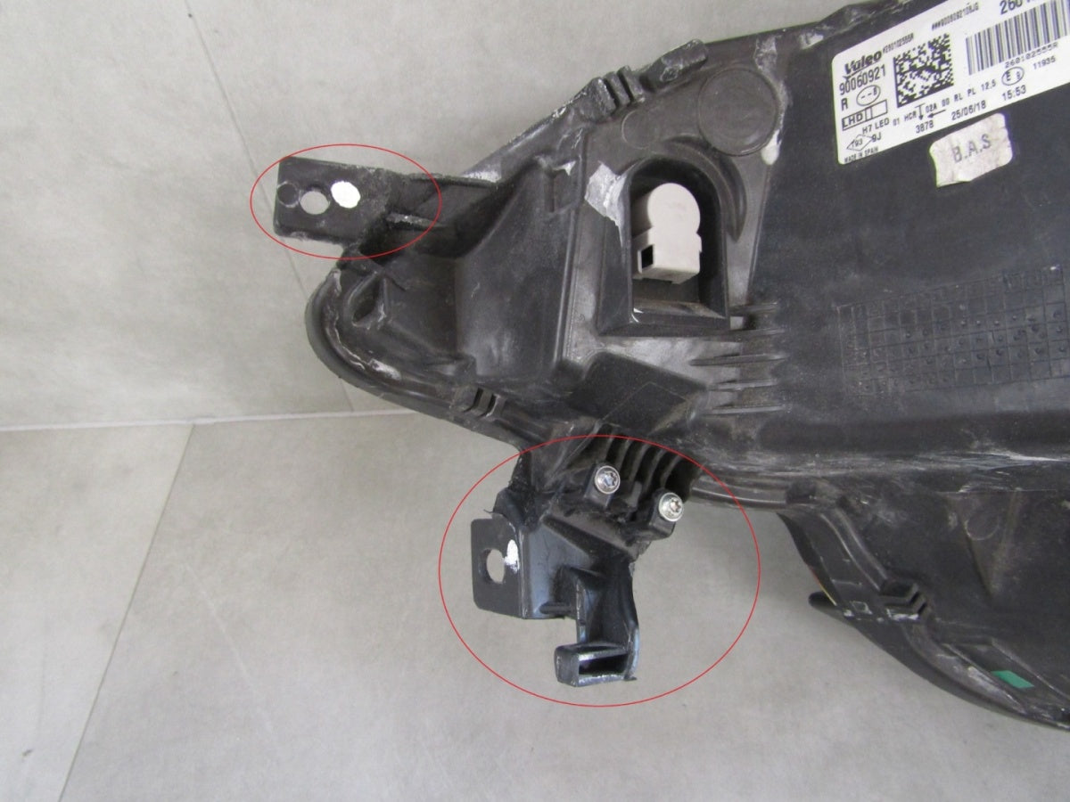 Prednji far RENAULT MEGANE IV 4 halogen sa sočivom Z LED 16-20 RH desni 260102357R