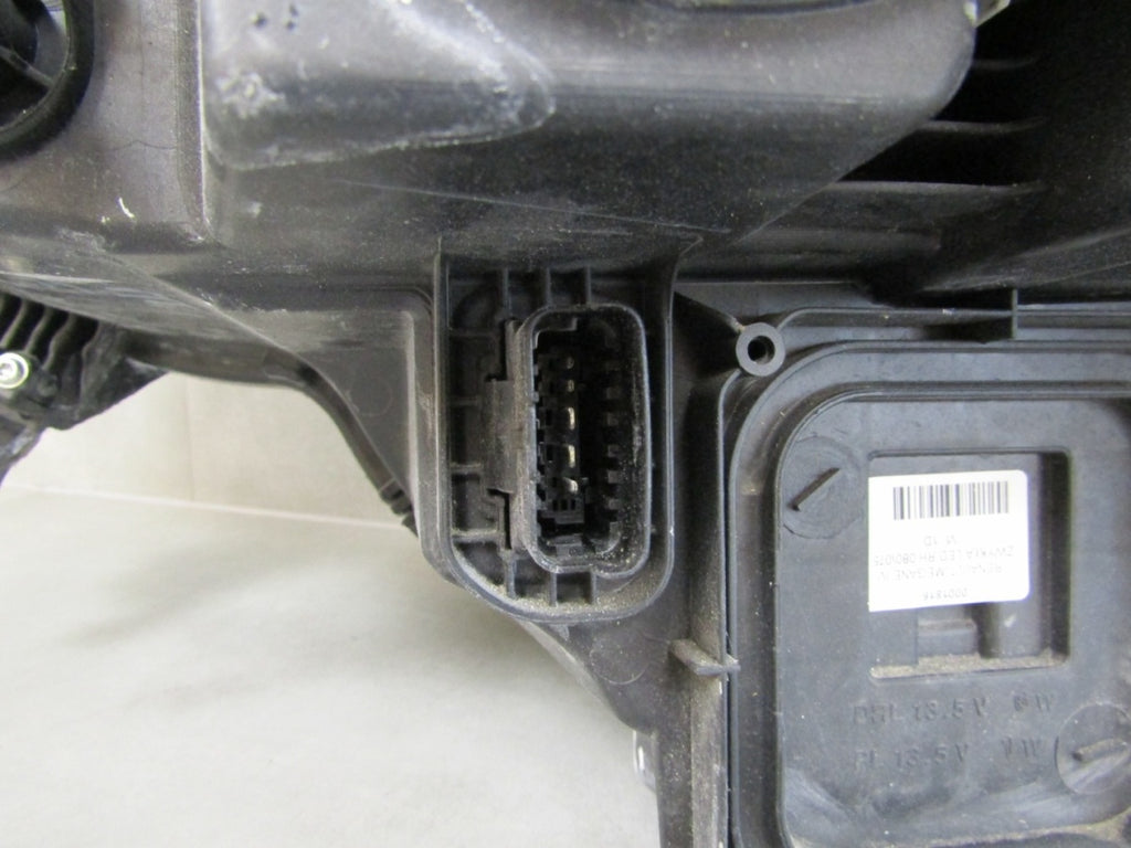 Prednji far RENAULT MEGANE IV 4 halogen sa sočivom Z LED 16-20 RH desni 260102357R