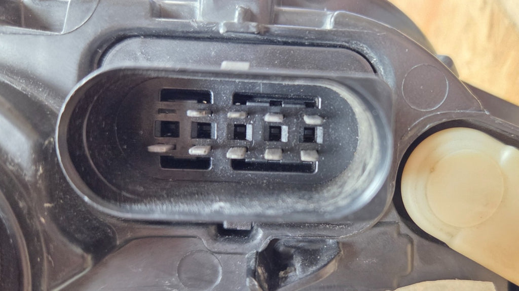 Prednji far AUDI Q2 halogen desni RH 16-20