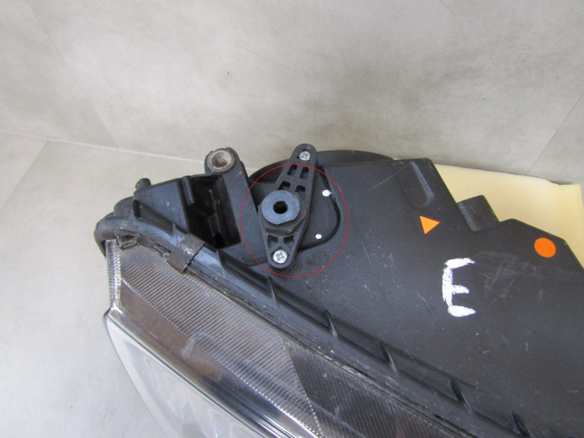 Prednji far SKODA OCTAVIA 3 III xenon zakretni 12-16 RH desni 5E1941016B