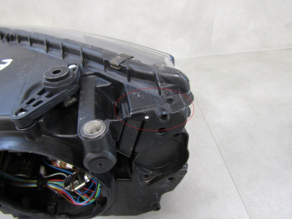 Prednji far SKODA OCTAVIA 3 III xenon zakretni 12-16 RH desni 5E1941016B