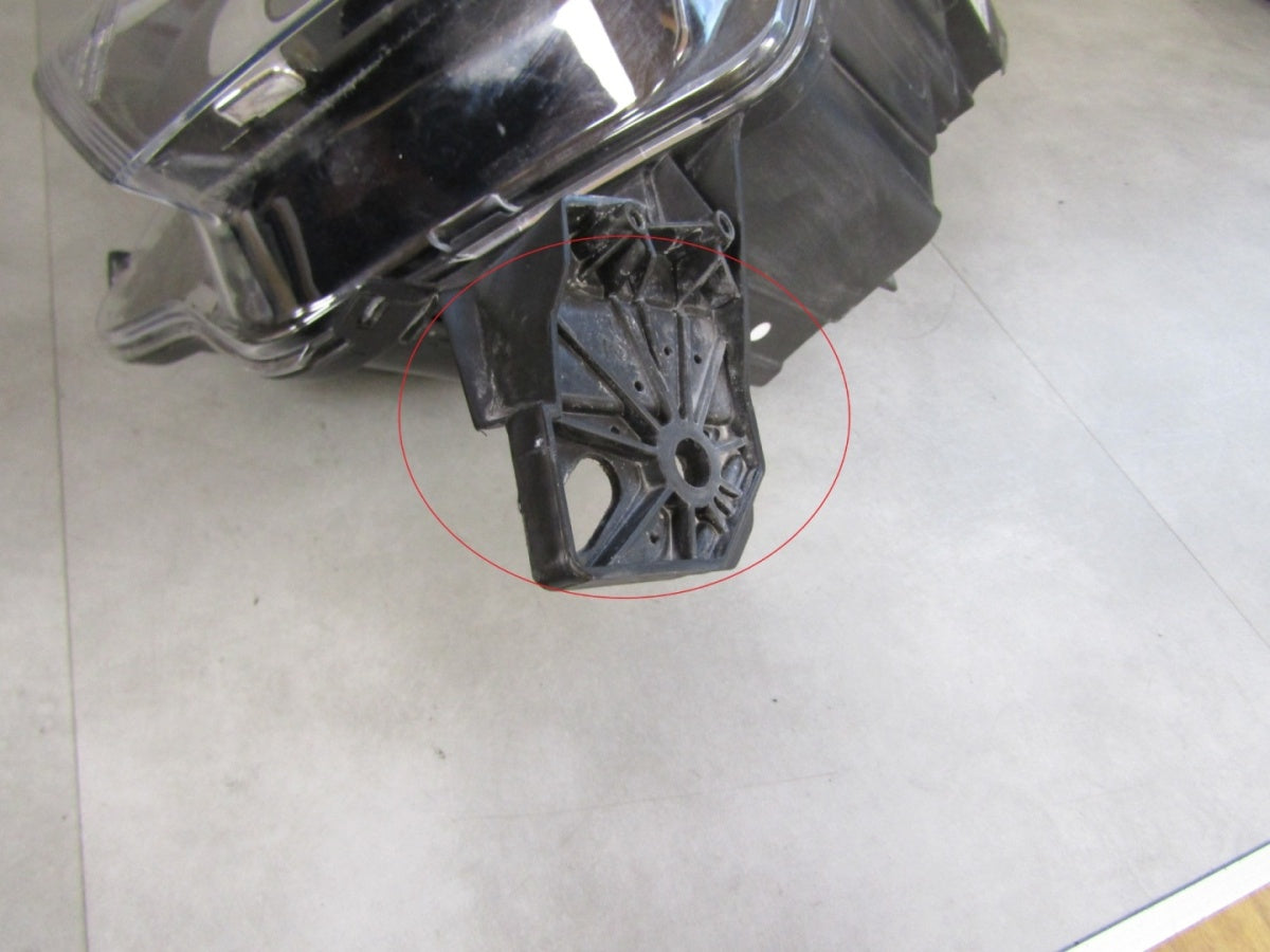 Prednji far TOYOTA PROACE CITY halogen RH PRAWA19- 9835780580