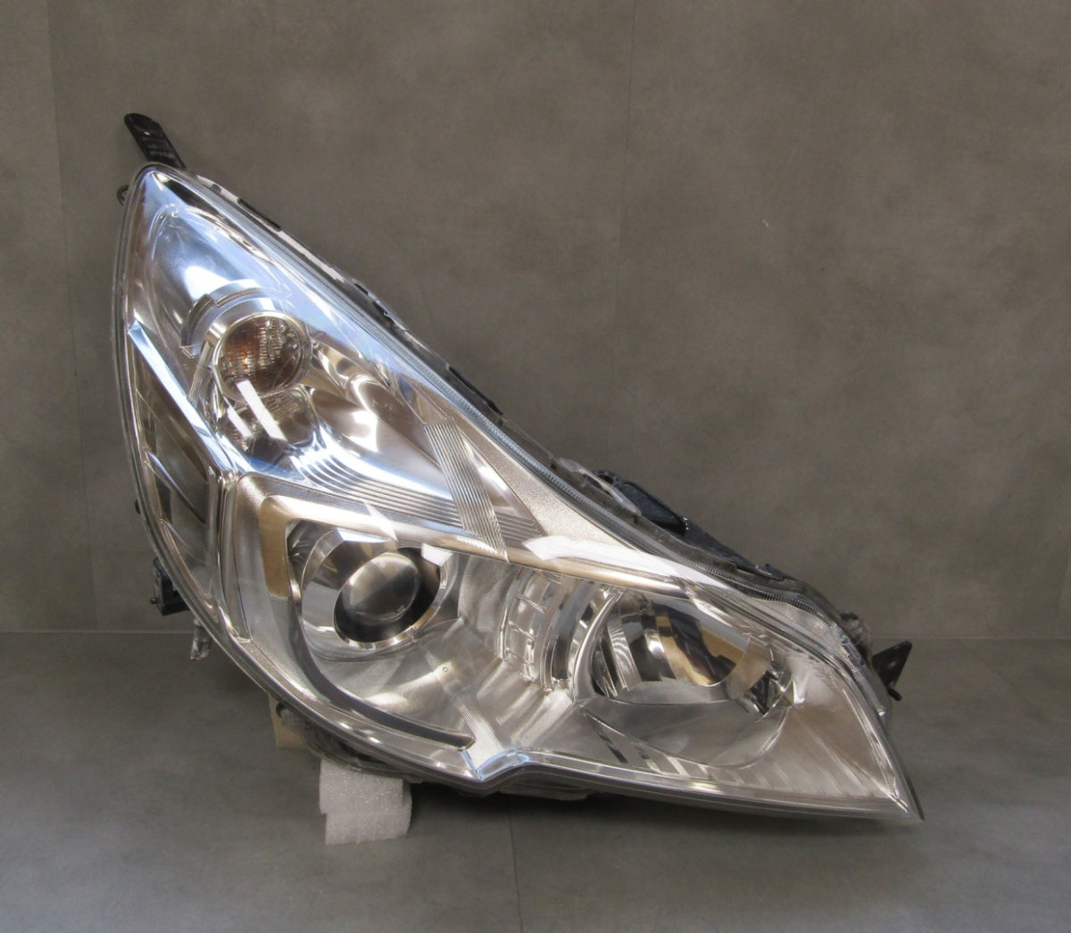 Prednji far SUBARU LEGACY V OUTBACK IV xenon 09-12 RH