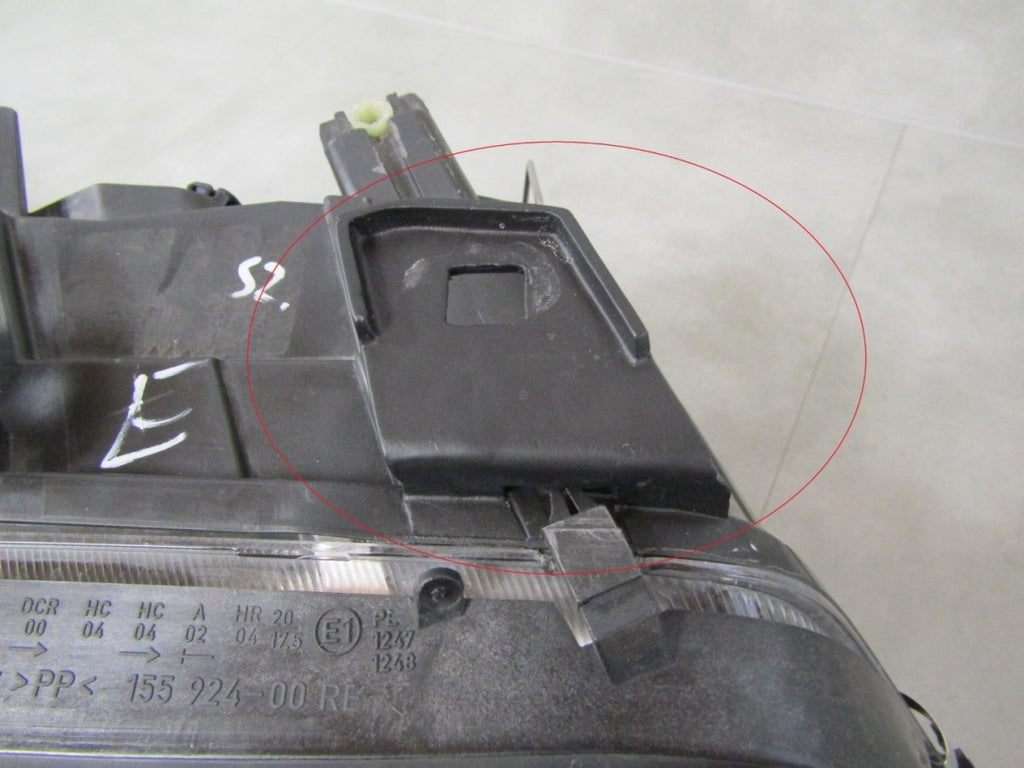 Prednji far AUDI A6 C5 RH desni halogen sa sočivom 01-05