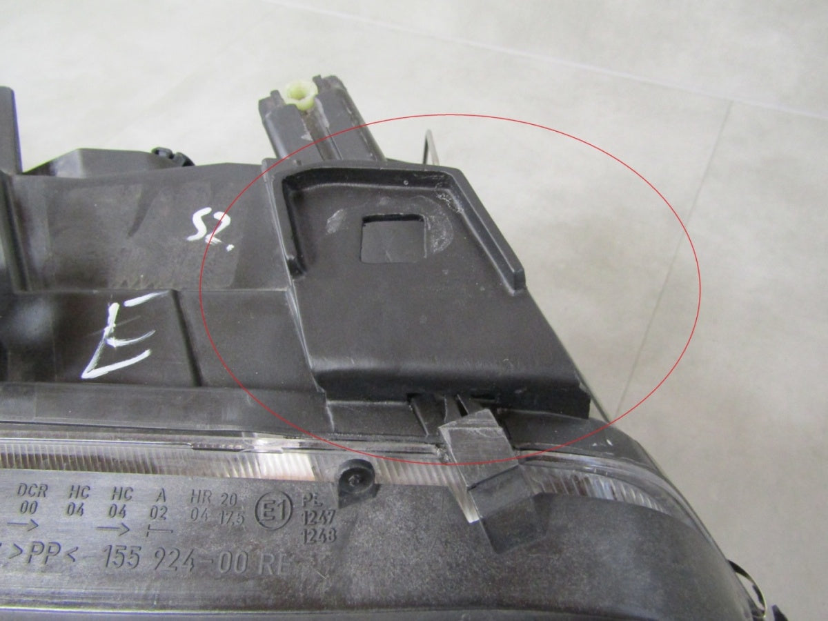 Prednji far AUDI A6 C5 RH desni halogen sa sočivom 01-05