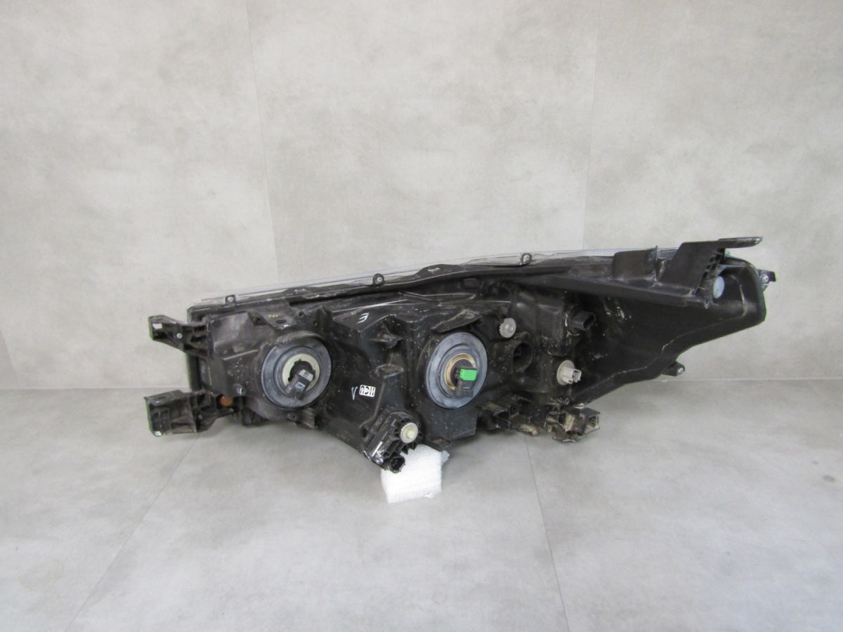 Prednji far TOYOTA HILUX 8 VIII LIFT halogen 20- RH