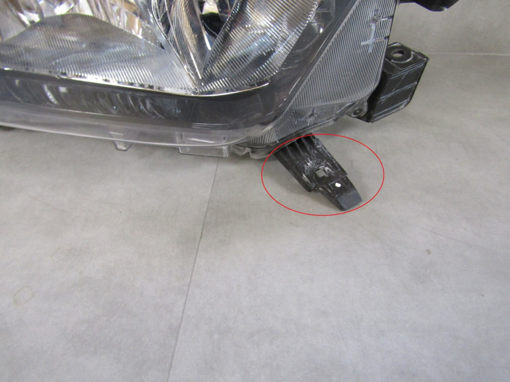 Prednji far TOYOTA HILUX 8 VIII LIFT halogen 20- RH