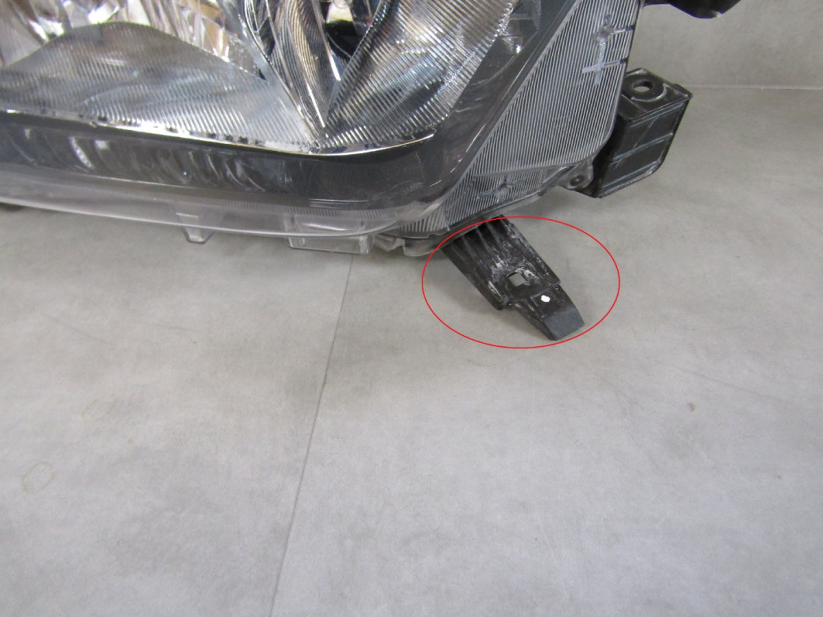 Prednji far TOYOTA HILUX 8 VIII LIFT halogen 20- RH