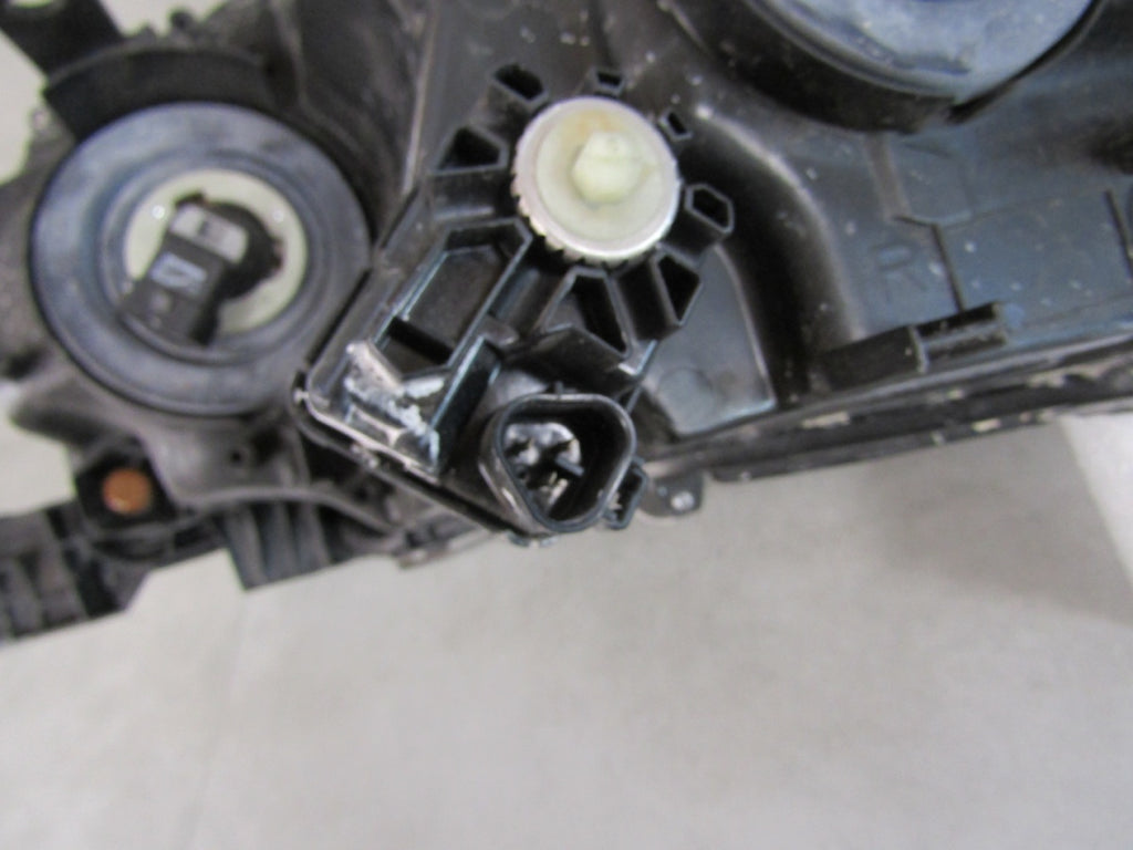 Prednji far TOYOTA HILUX 8 VIII LIFT halogen 20- RH