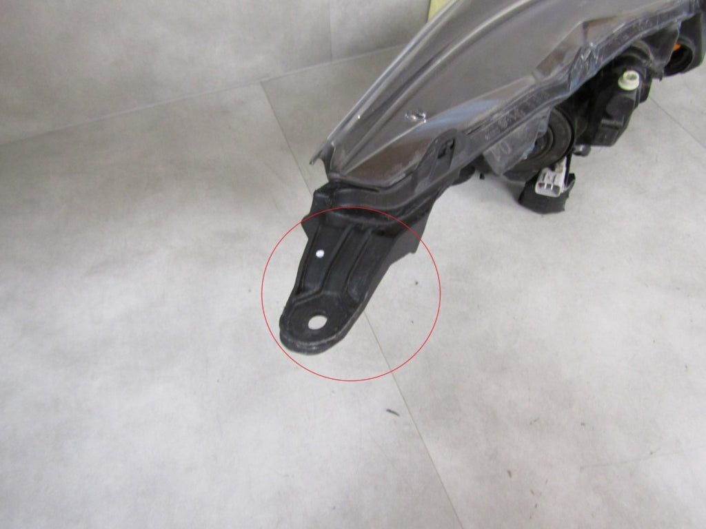 Prednji far TOYOTA AYGO 2 II LIFT halogen sa sočivom + LED 18-22 LH lijevi