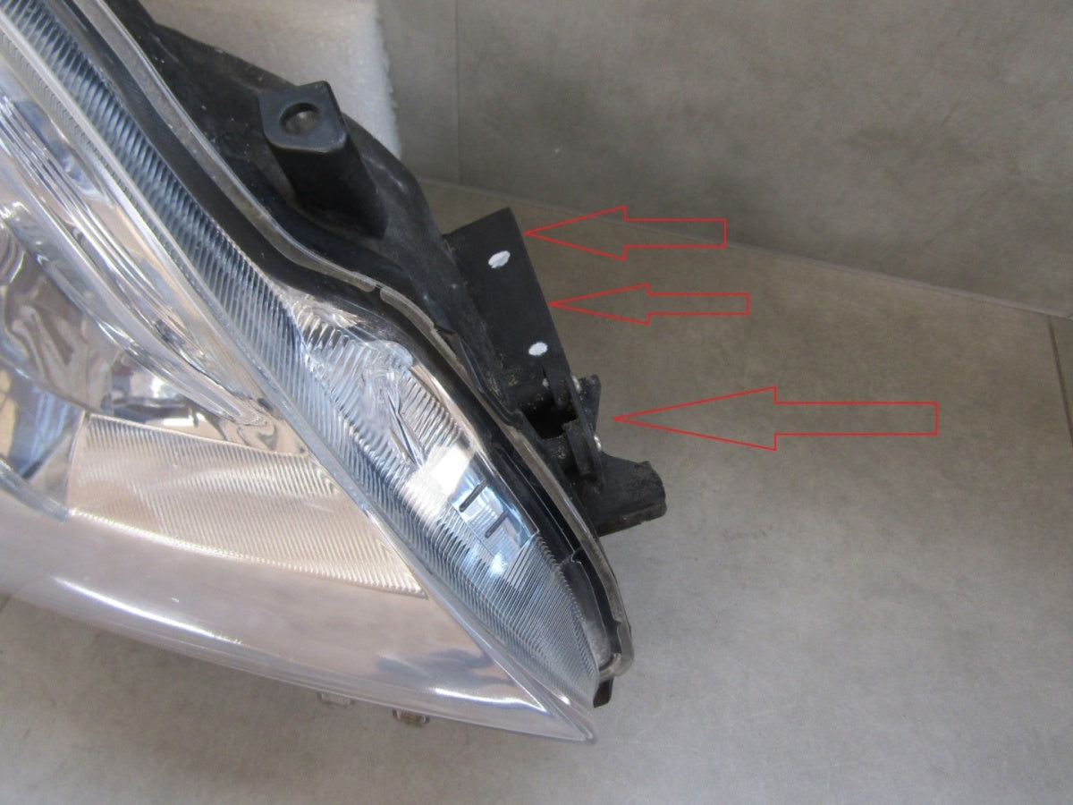 Prednji far TOYOTA PRIUS III 3 halogen sa sočivom 09- RH desni