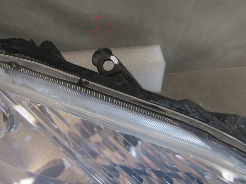 Prednji far TOYOTA PRIUS III 3 halogen sa sočivom 09- RH desni