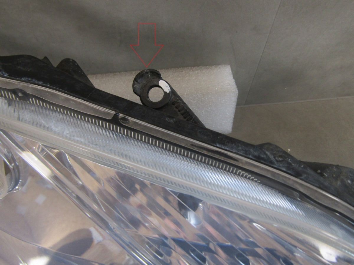Prednji far TOYOTA PRIUS III 3 halogen sa sočivom 09- RH desni