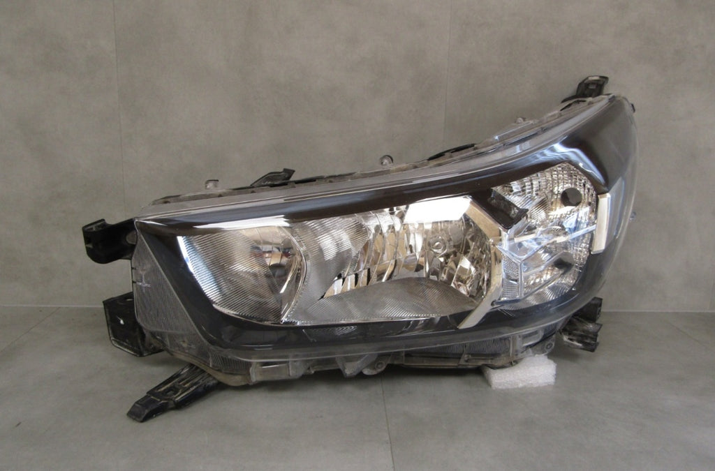 Prednji far TOYOTA HILUX 8 VIII LIFT halogen 20- LH lijevi
