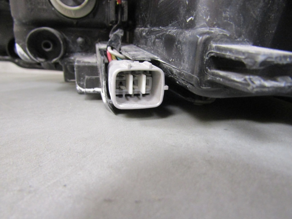 Prednji far Toyota Yaris 3 III Lift halogen sa sočivom 17-20 RH desni