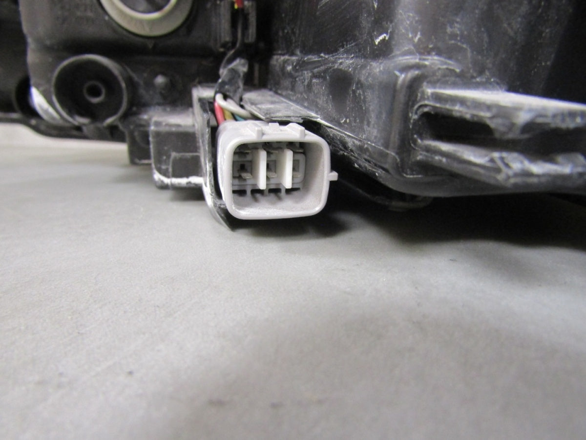 Prednji far Toyota Yaris 3 III Lift halogen sa sočivom 17-20 RH desni