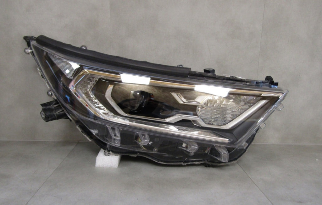 Prednji far TOYOTA RAV4 IV 5 V LED 19-21 RH desni