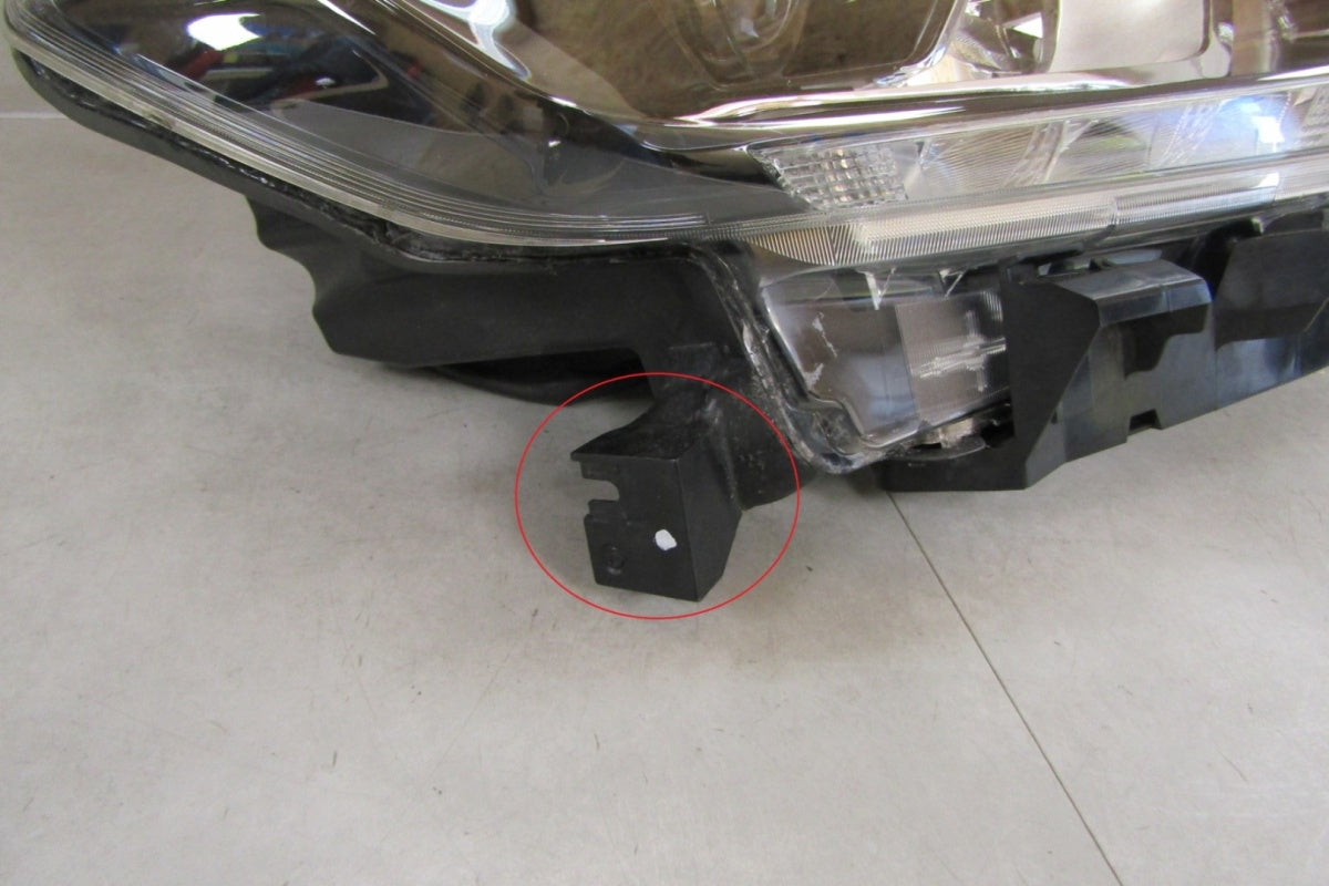 Prednji far Nissan X-Trail T32 LED RH desni 13-17