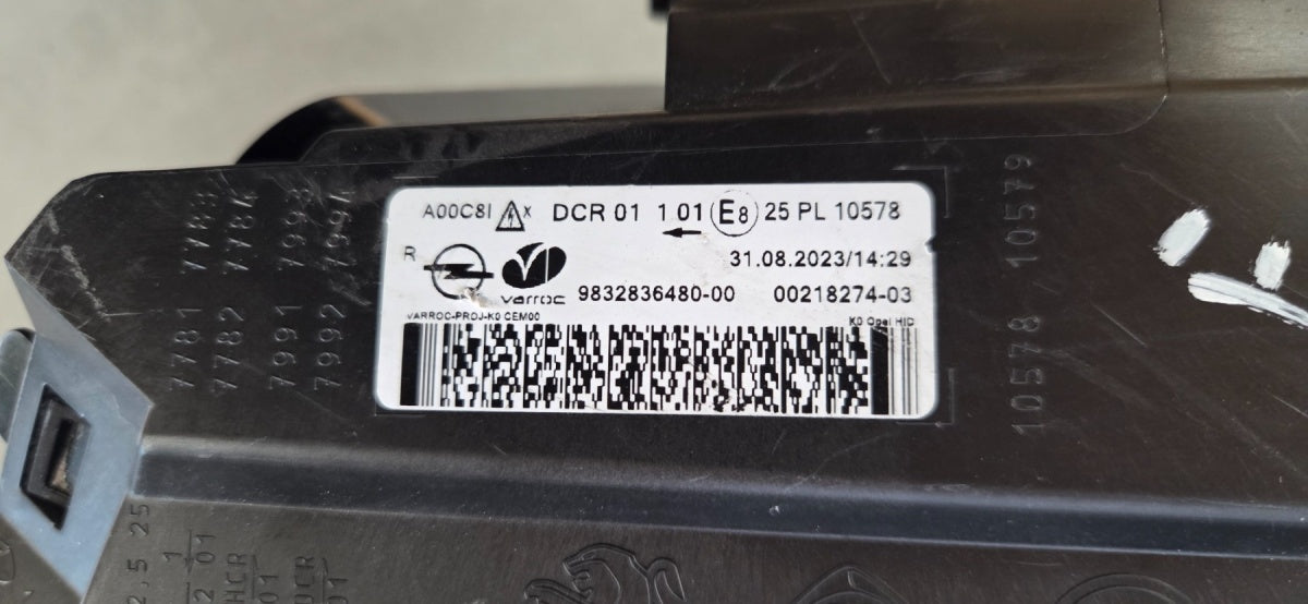 Prednji far OPEL VIVARO C ZAFIRA D xenon desni RH 19-23 9832836480-00