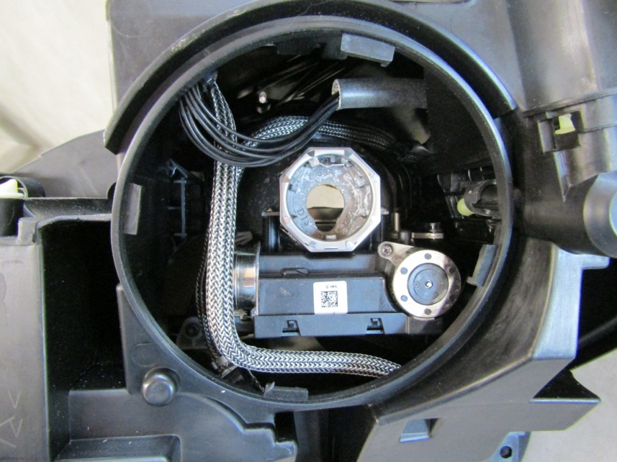 Prednji far MERCEDES W204 LIFT xenon zakretni ILS crni AMG RH desni 11-14 A2048208439