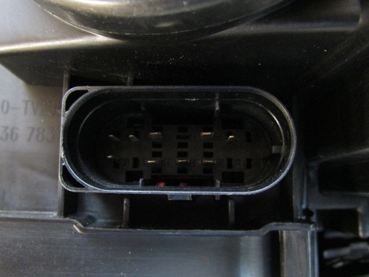 Prednji far MERCEDES W204 LIFT xenon zakretni ILS crni AMG RH desni 11-14 A2048208439