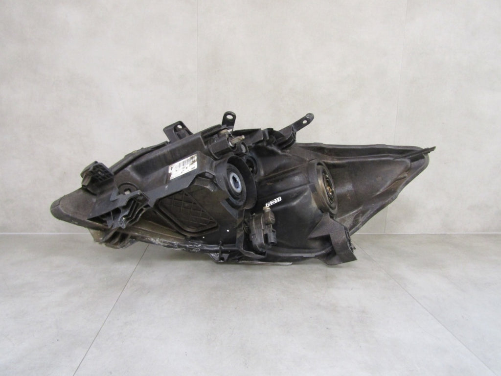 Prednji far TOYOTA AURIS I LIFT halogen sa sočivom RH desni 09-12 81110-02A40