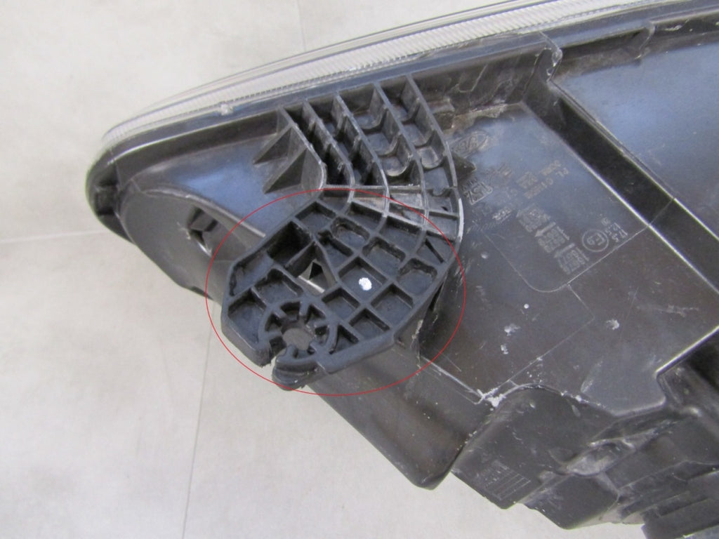 Prednji far FORD TRANSIT CUSTOM LIFT halogen sa sočivom Z LED 17-23 RH