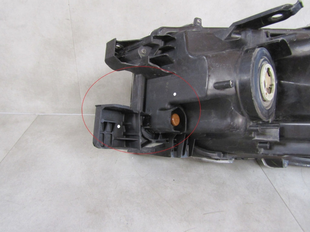 Prednji far TOYOTA HILUX 8 VIII LIFT halogen 20- RH