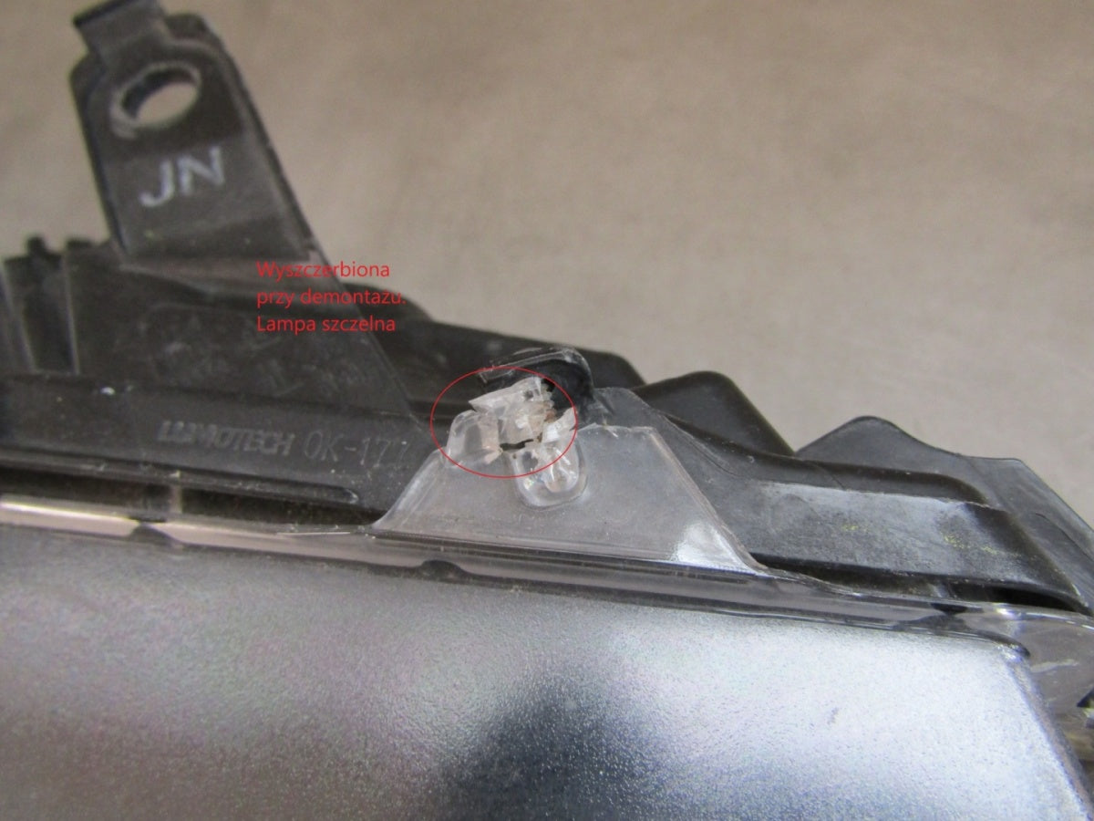 Prednji far TOYOTA HILUX 8 VIII LIFT halogen 20- RH