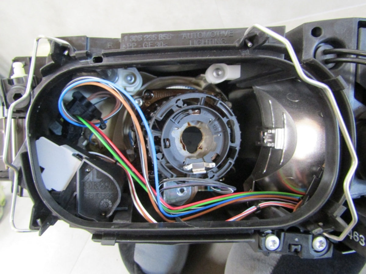 Prednji far Volvo V50 S40 xenon nezakretni RH desni 04-07 30678903