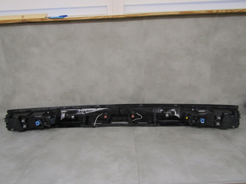 Stop svjetlo VOLKSWAGEN PASSAT B9 KOMBII BLENDA 3J0945307