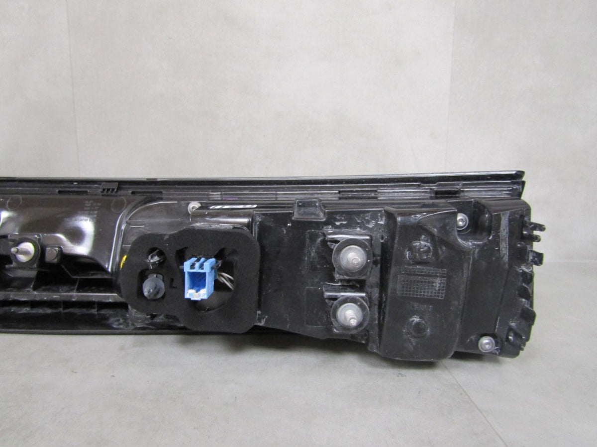 Stop svjetlo VOLKSWAGEN PASSAT B9 KOMBII BLENDA 3J0945307