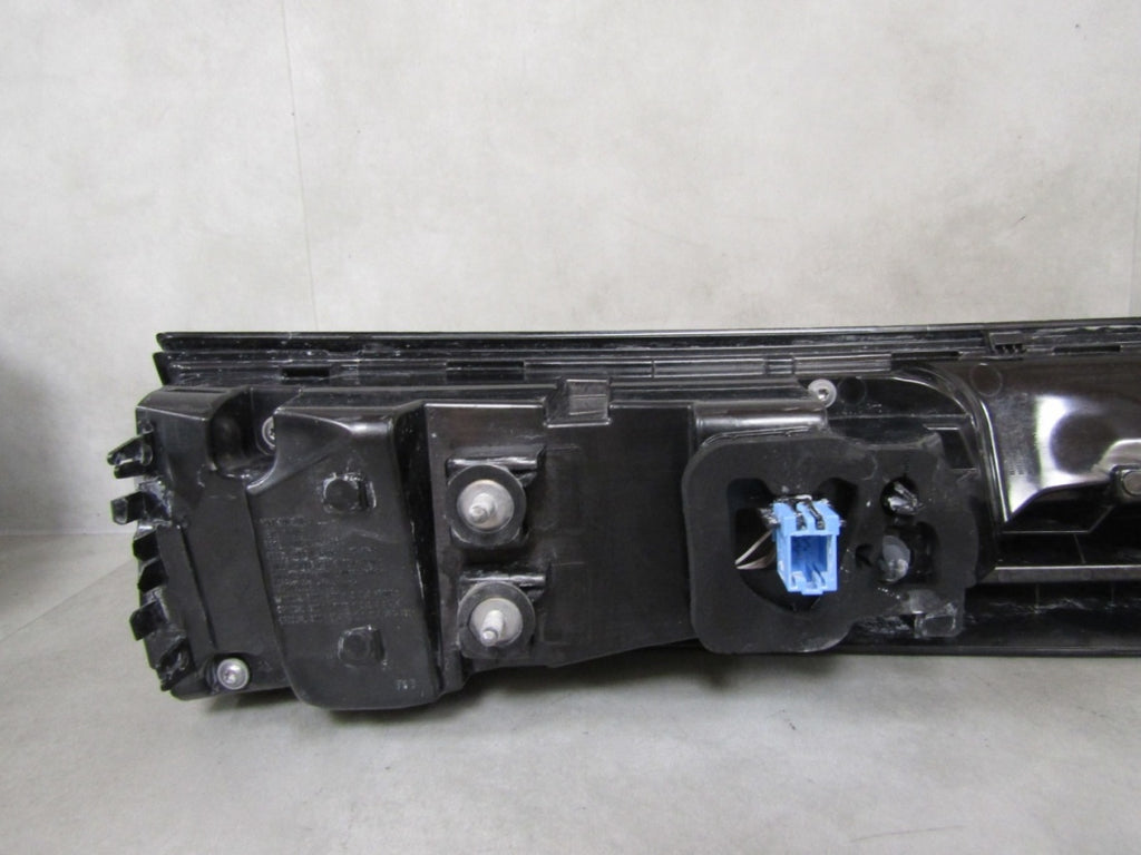 Stop svjetlo VOLKSWAGEN PASSAT B9 KOMBII BLENDA 3J0945307
