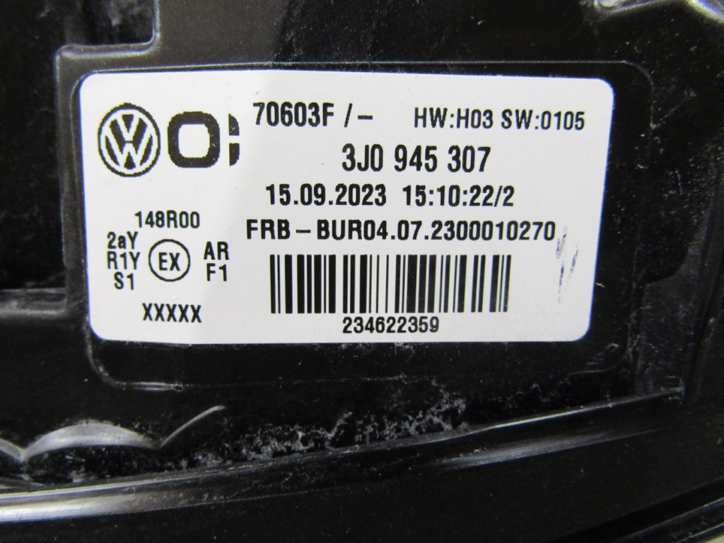 Stop svjetlo VOLKSWAGEN PASSAT B9 KOMBII BLENDA 3J0945307
