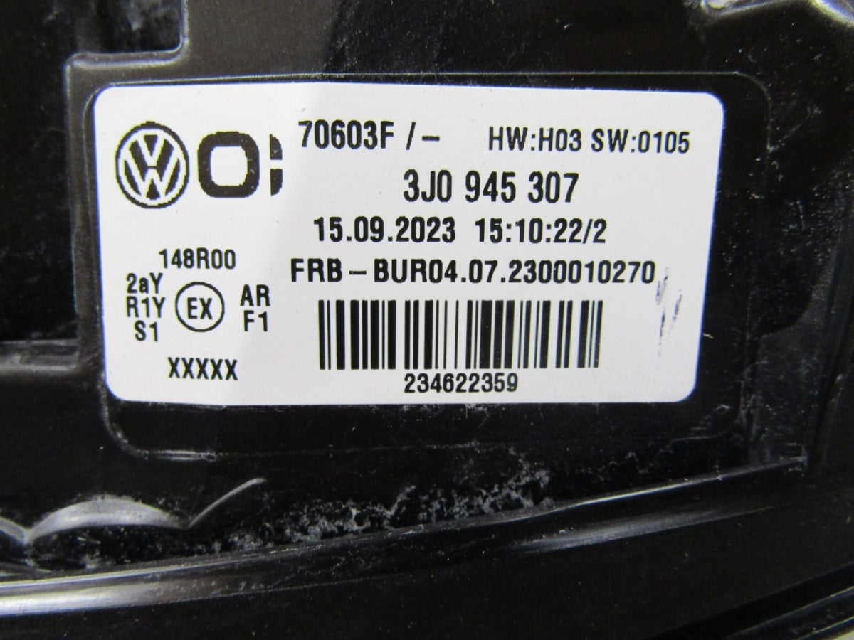 Stop svjetlo VOLKSWAGEN PASSAT B9 KOMBII BLENDA 3J0945307