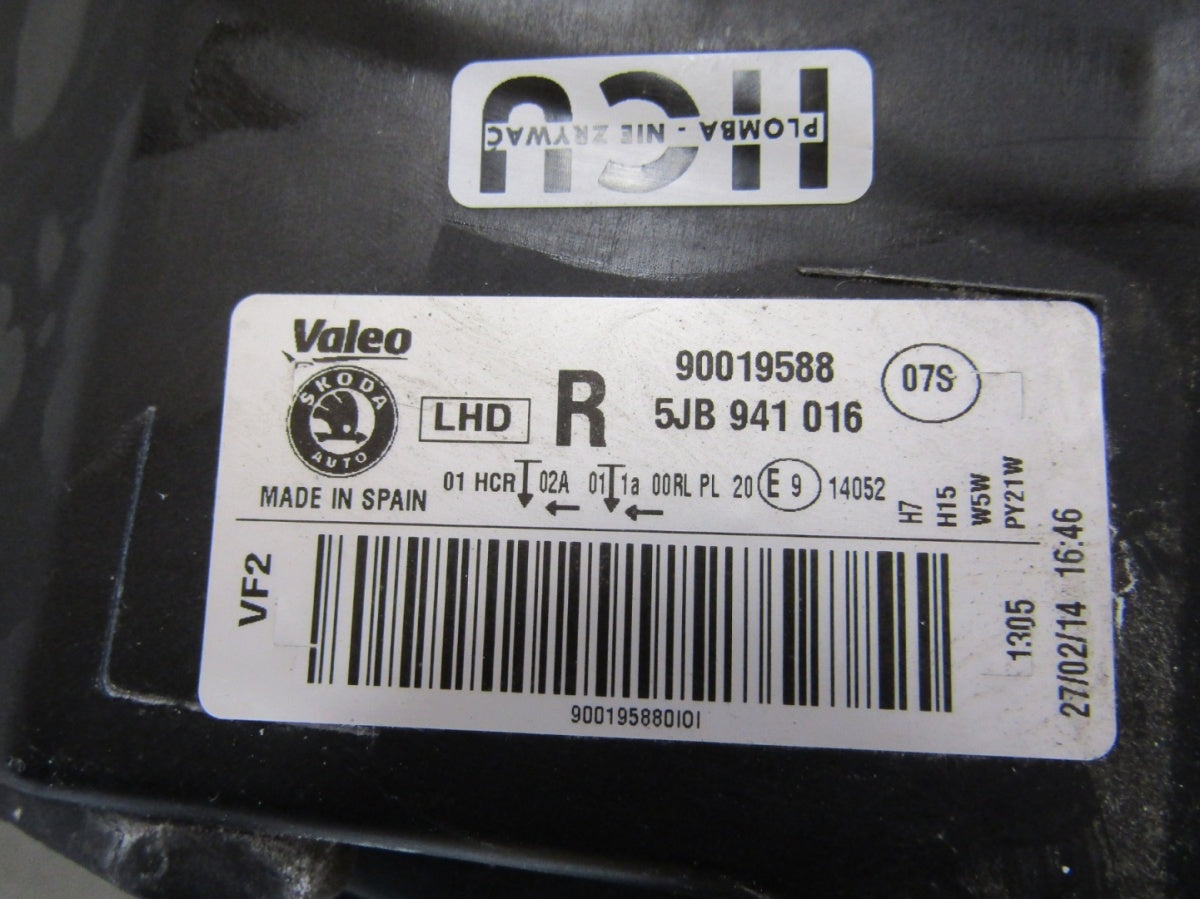 Prednji far Skoda Rapid 5JB halogen 12-16 RH desni 12-16 5JB941016