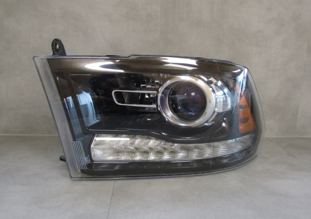 Prednji far DODGE RAME 1500 REBEL BLACK halogen sa sočivom 13- LH