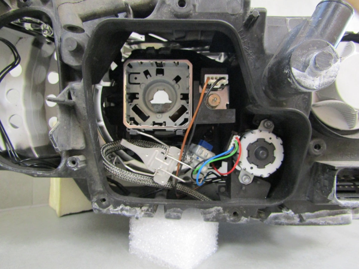 Prednji far BMW E90 LIFT xenon nezakretni LH 08-12 7202583