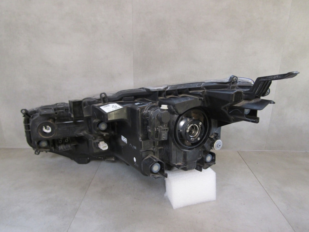 Prednji far Toyota Yaris Cross halogen sa sočivom 20- RH desni 0D-310