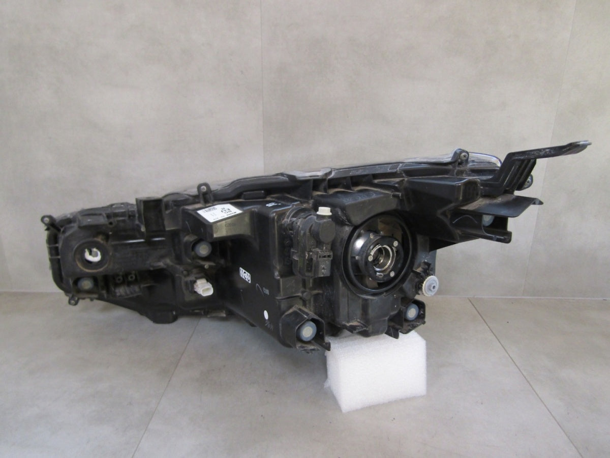 Prednji far Toyota Yaris Cross halogen sa sočivom 20- RH desni 0D-310