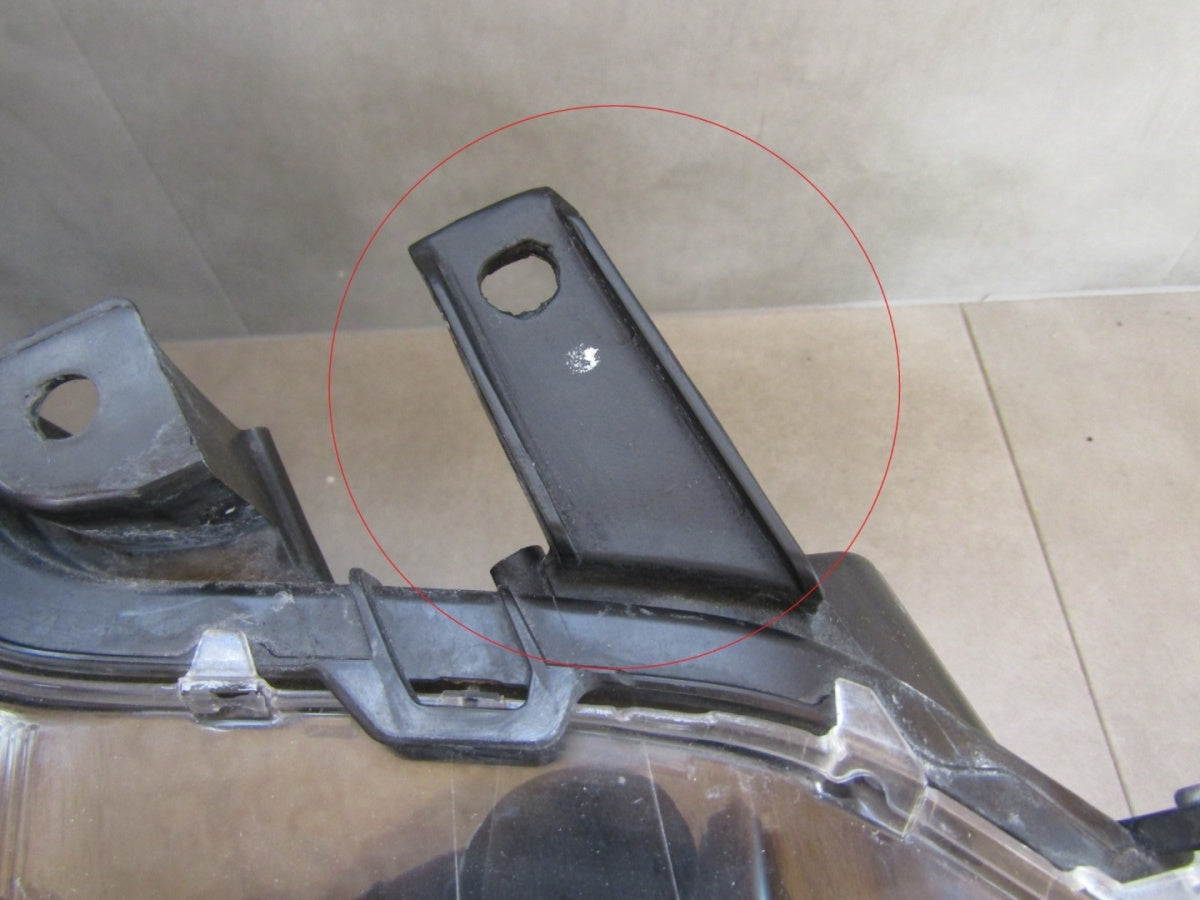 Prednji far Toyota Yaris Cross halogen sa sočivom 20- RH desni 0D-310