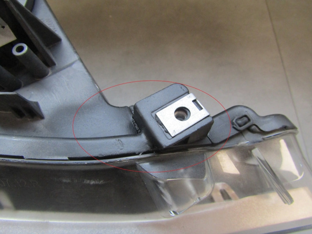 Prednji far BMW 3 F30 F31 halogen 11-15 RH desni