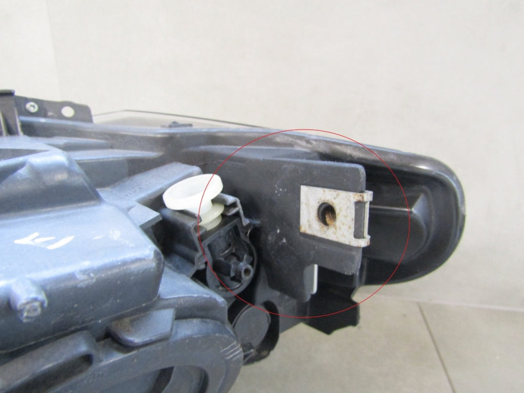 Prednji far BMW 3 F30 F31 halogen 11-15 RH desni