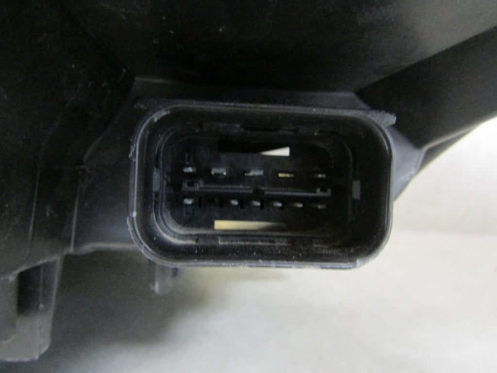Prednji far BMW 3 F30 F31 halogen 11-15 RH desni