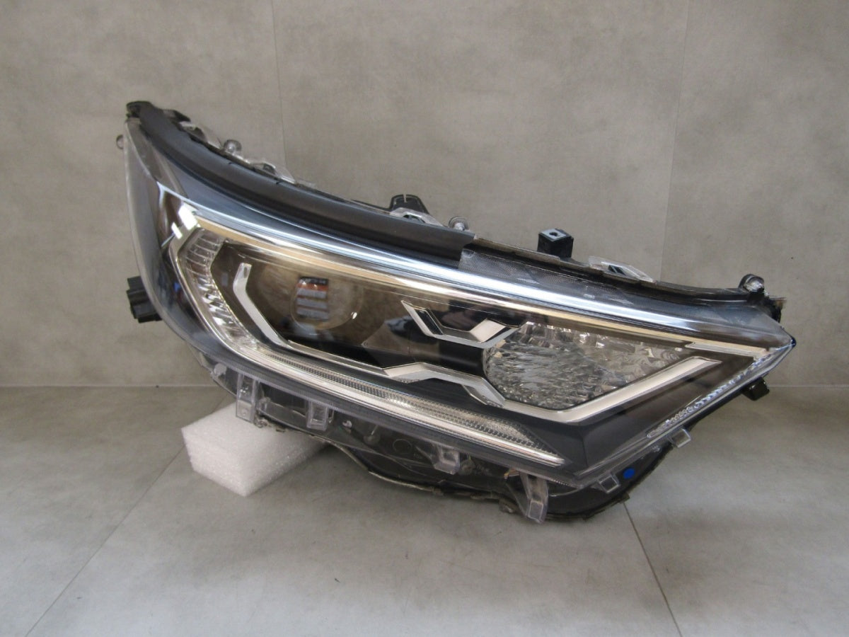 Prednji far Toyota RAV4 V LED RH desni 19-21