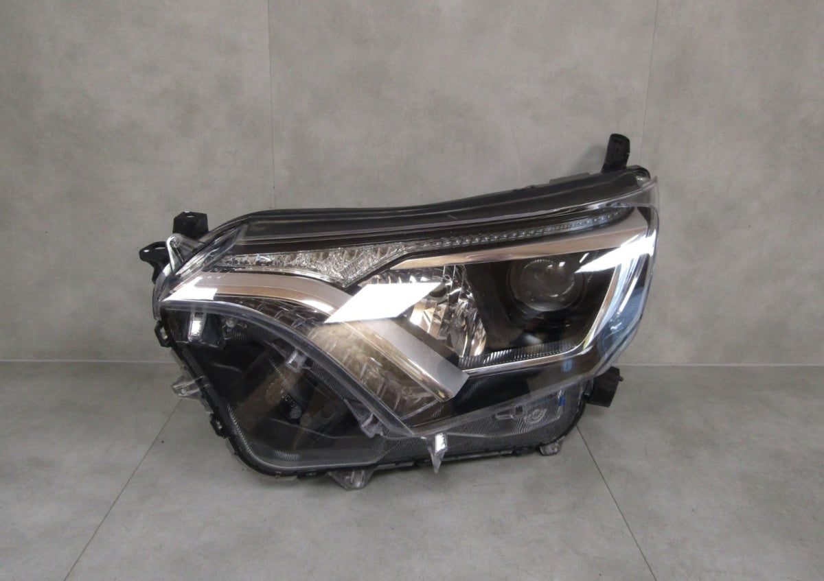 Prednji far TOYOTA RAV4 IV 4 LIFT halogen 15-18 LH lijevi