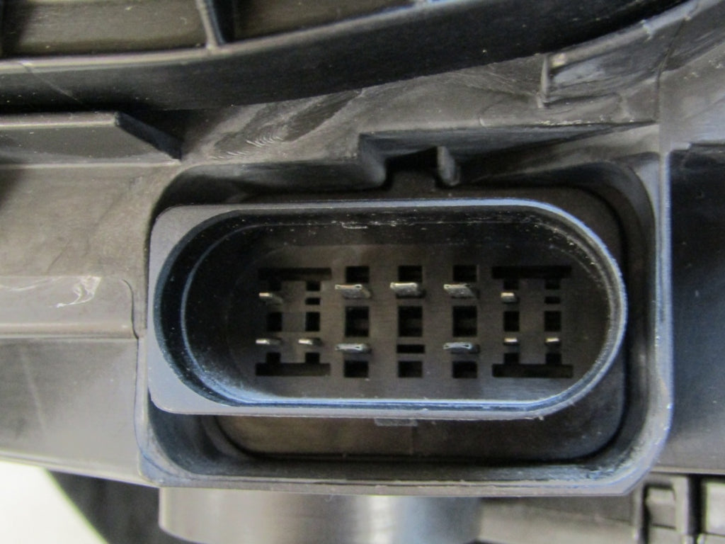 Prednji far VOLKSWAGEN PHAETON I xenon zakretni 02-06RH desni 3D1941032E