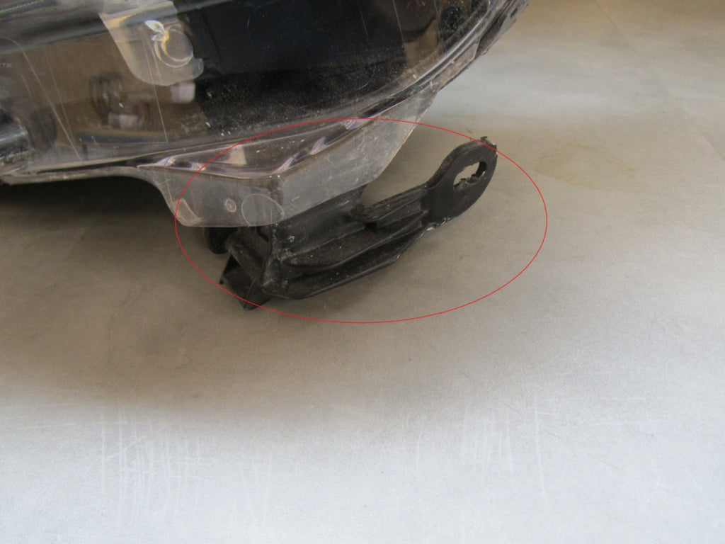 Prednji far Peugeot 208 I Lift halogen sa sočivom 15-19 LH 9810805780