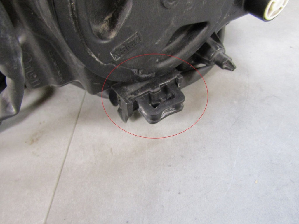 Prednji far Volvo XC90 1 I LIFT xenon zakretni 06-14 RH desni 31111846