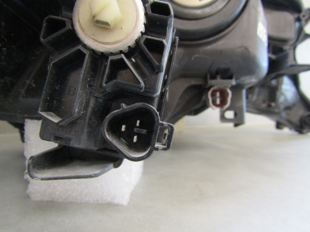 Prednji far TOYOTA RAV 4 IV halogen sa sočivom 13-15 LH